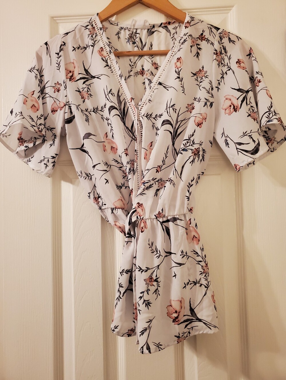 Sienna Sky White Floral V-Neck Tie-Waist Tunic with Pink Blossoms Small Preowned